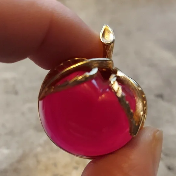 SOLD Vintage Signed Sarah Coventry Lucite Magenta & Goldtone Apple Brooch Pin - Picture 2 of 10